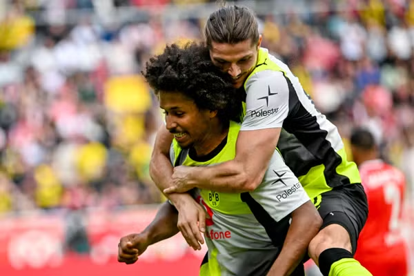 Adeyemi dan Svensson cetak gol saat Borussia Dortmund taklukkan 10 pemain Mainz