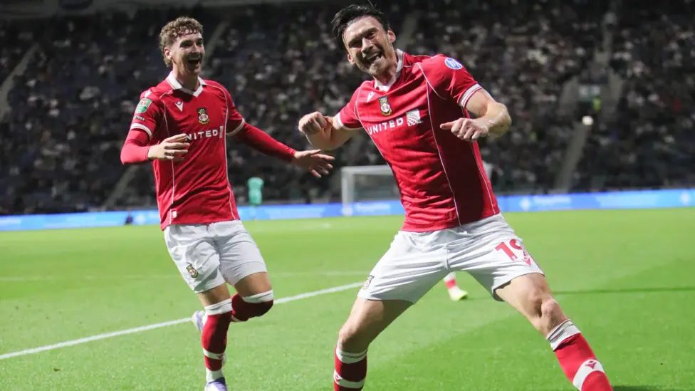 Moore bertujuan untuk lulus dari promosi ke ruang rapat