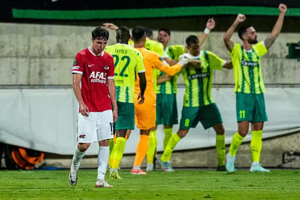 AZ dibantai AEK Larnaca setelah mendapat kartu merah dalam dua menit pertama